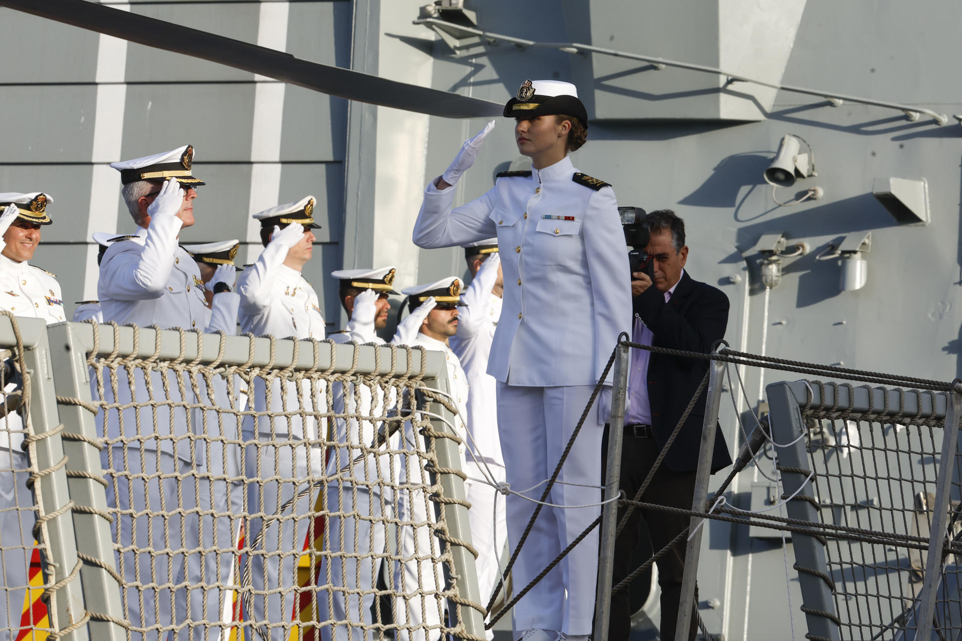 La princesa Leonor (c) se embarca este sábado en Las Palmas de Gran Canaria en la fragata Blas de Lezo tras finalizar la primera parte de su formación militar como guardiamarina, para participar en las maniobras navales con fuego real que va a realizar la Armada Española en el Atlántico. EFE/ Elvira Urquijo A.