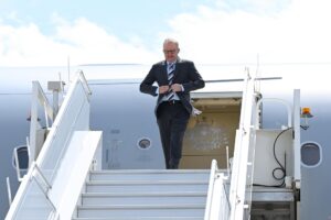Kananaskis (Australia), 15/06/2025.- El primer ministro australiano, Anthony Albanese, desembarca de su avión a su llegada al Aeropuerto Internacional de Calgary, antes de la cumbre de líderes del G7 en Kananaskis. EFE/EPA/LUKAS COCH AUSTRALIA AND NEW ZEALAND OUT