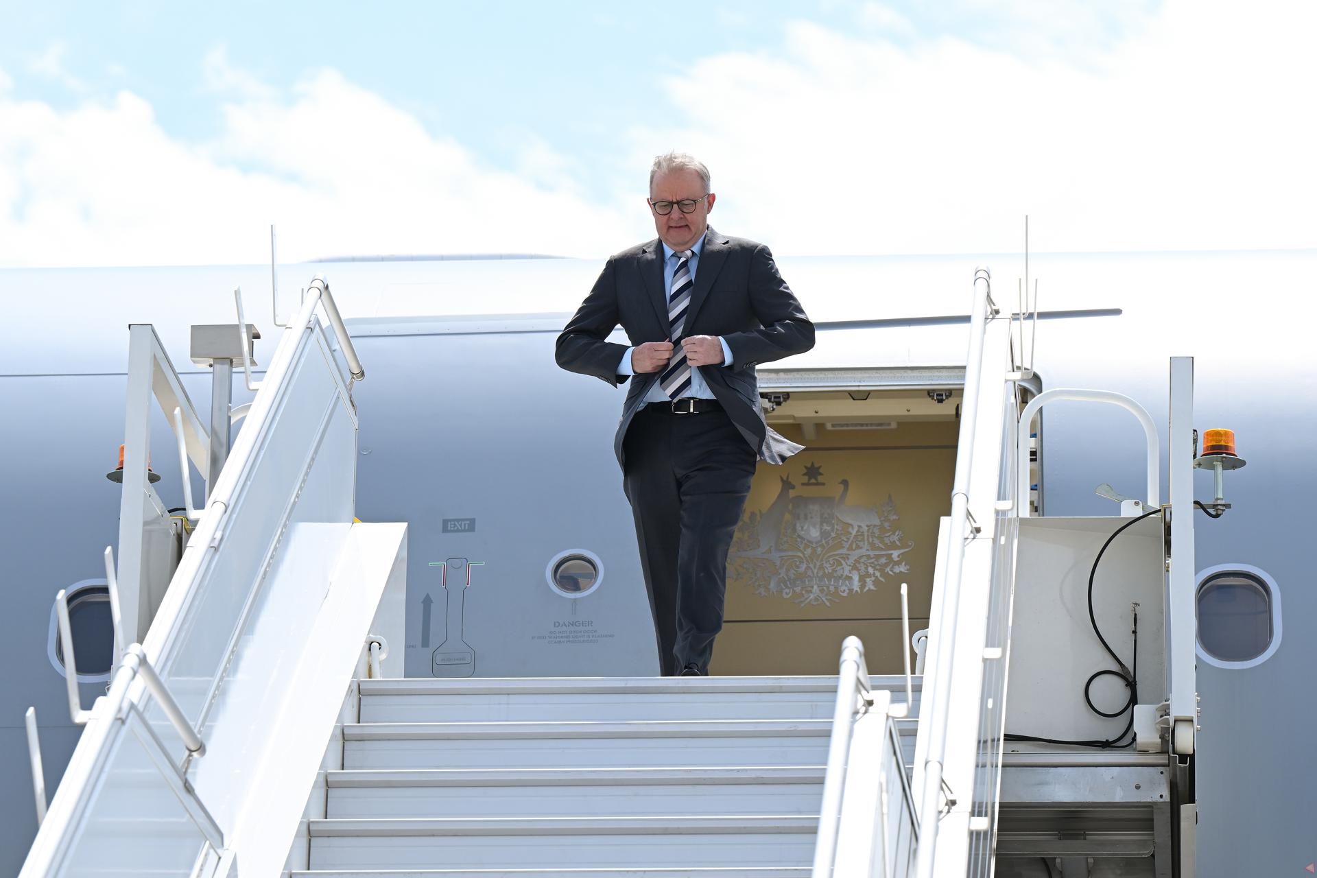 Kananaskis (Australia), 15/06/2025.- El primer ministro australiano, Anthony Albanese, desembarca de su avión a su llegada al Aeropuerto Internacional de Calgary, antes de la cumbre de líderes del G7 en Kananaskis. EFE/EPA/LUKAS COCH AUSTRALIA AND NEW ZEALAND OUT