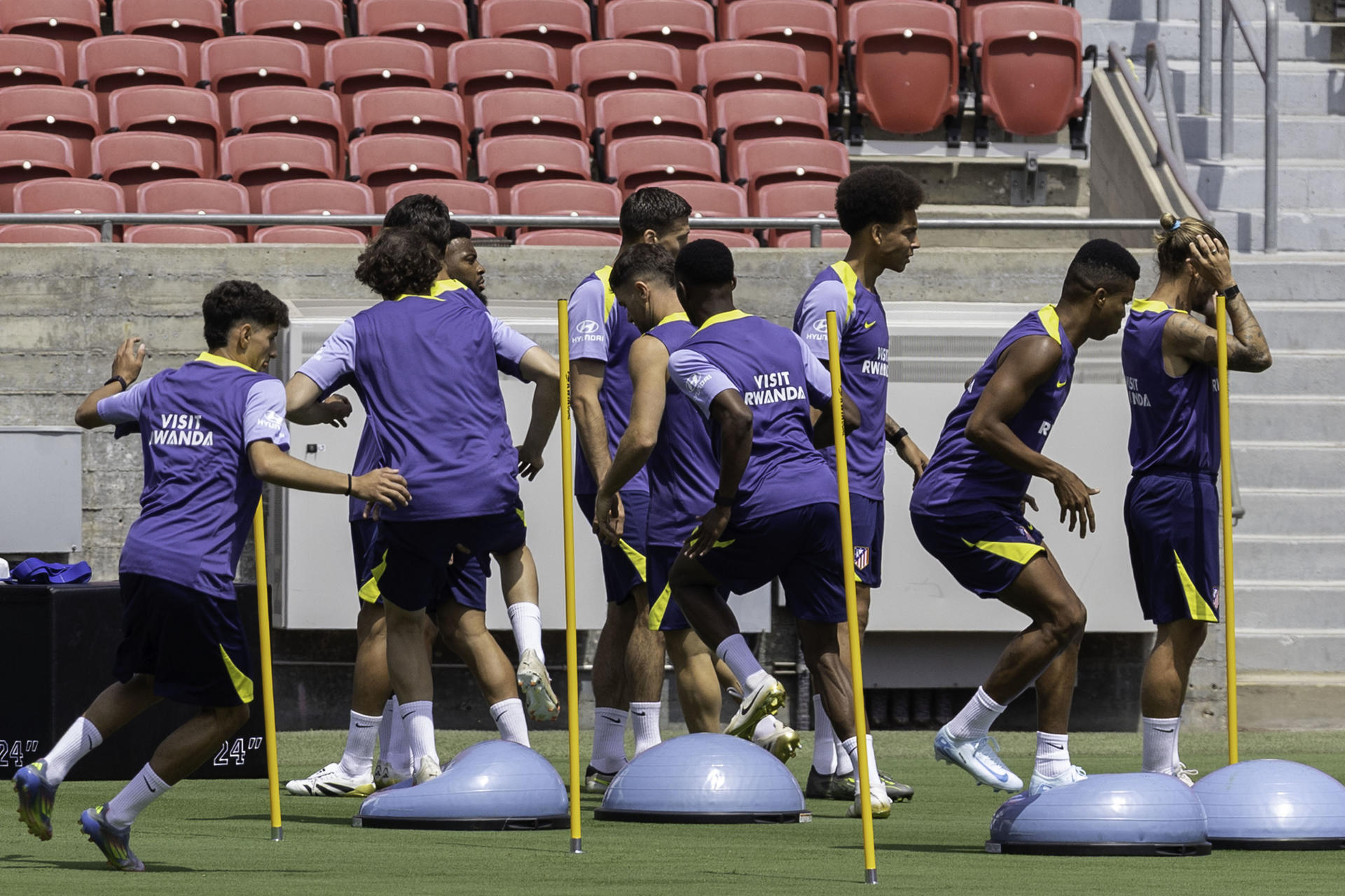 Jugadores del Atlético de Madrid entrenan este miércoles, en el estadio Memorial Colisseum de Los Ángeles (Estados Unidos). EFE/ Armando Arorizo