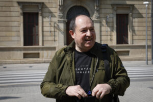 El eurodiputado de EH Bildu Pernando Barrena durante la comparecencia que ha ofrecido este domingo ante los medios de comunicación frente al Parlamento de Navarra en Pamplona en la que ha solicitado la revisión de todas las condenas de personas encarceladas cuyas sentencias se han basado en "autoinculpaciones conseguidas bajo tortura" en dependencias policiales, tras el reconocimiento esta semana del Gobierno de Navarra a otras 21 personas, entre ellas el propio Barrena, como víctimas de vulneraciones de derechos humanos. EFE/ Villar López