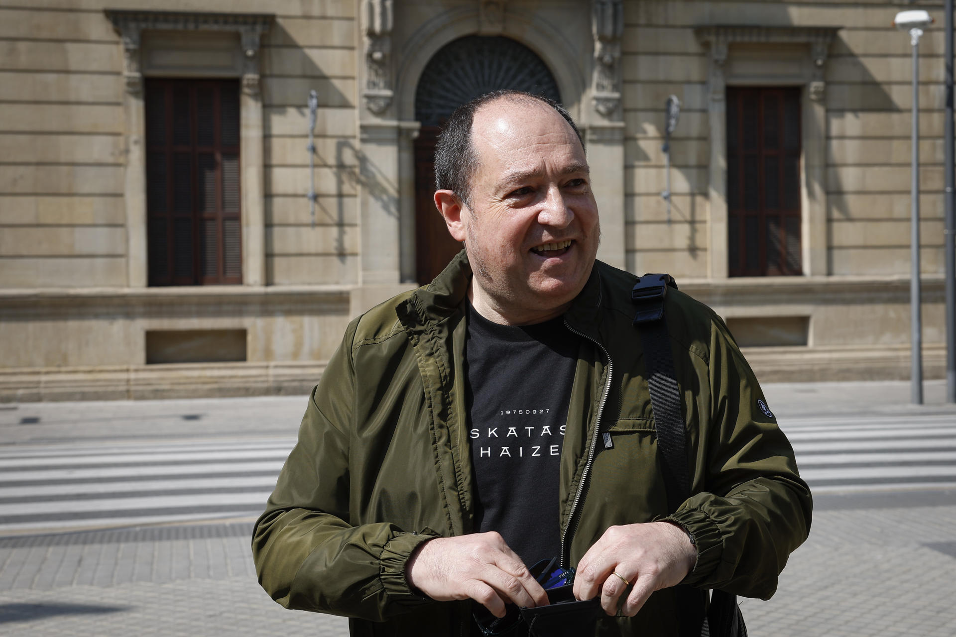 El eurodiputado de EH Bildu Pernando Barrena durante la comparecencia que ha ofrecido este domingo ante los medios de comunicación frente al Parlamento de Navarra en Pamplona en la que ha solicitado la revisión de todas las condenas de personas encarceladas cuyas sentencias se han basado en "autoinculpaciones conseguidas bajo tortura" en dependencias policiales, tras el reconocimiento esta semana del Gobierno de Navarra a otras 21 personas, entre ellas el propio Barrena, como víctimas de vulneraciones de derechos humanos. EFE/ Villar López