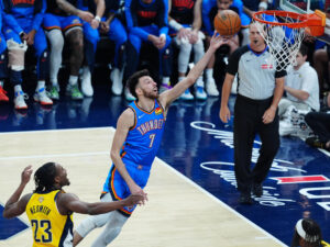 El central Chet Holmgren (d) afirmó este domingo que nada se compara con el título de la NBA de Oklahoma City Thunder, ni las lesiones sufridas por él a lo largo de la temporada. EFE/EPA/BRIAN SPURLOCK