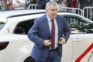 El ex secretario de organización del PSOE Santos Cerdán a su llegada antes de comparecer este lunes por primera vez como investigado ante el juez del Tribunal Supremo Leopoldo Puente, tras el informe de la UCO que lo vincula con el presunto cobro de mordidas por la adjudicación irregular de obras. EFE/ Sergio Pérez