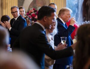 El presidente de Estados Unidos, Donald Trump (d), durante una cena con jefes de Estado y de Gobierno en el Palacio Huis Ten Bosch, por invitación del rey Guillermo Alejandro de los Países Bajos, en La Haya (Países Bajos). EFE/EPA/REMKO DE WAAL / POOL