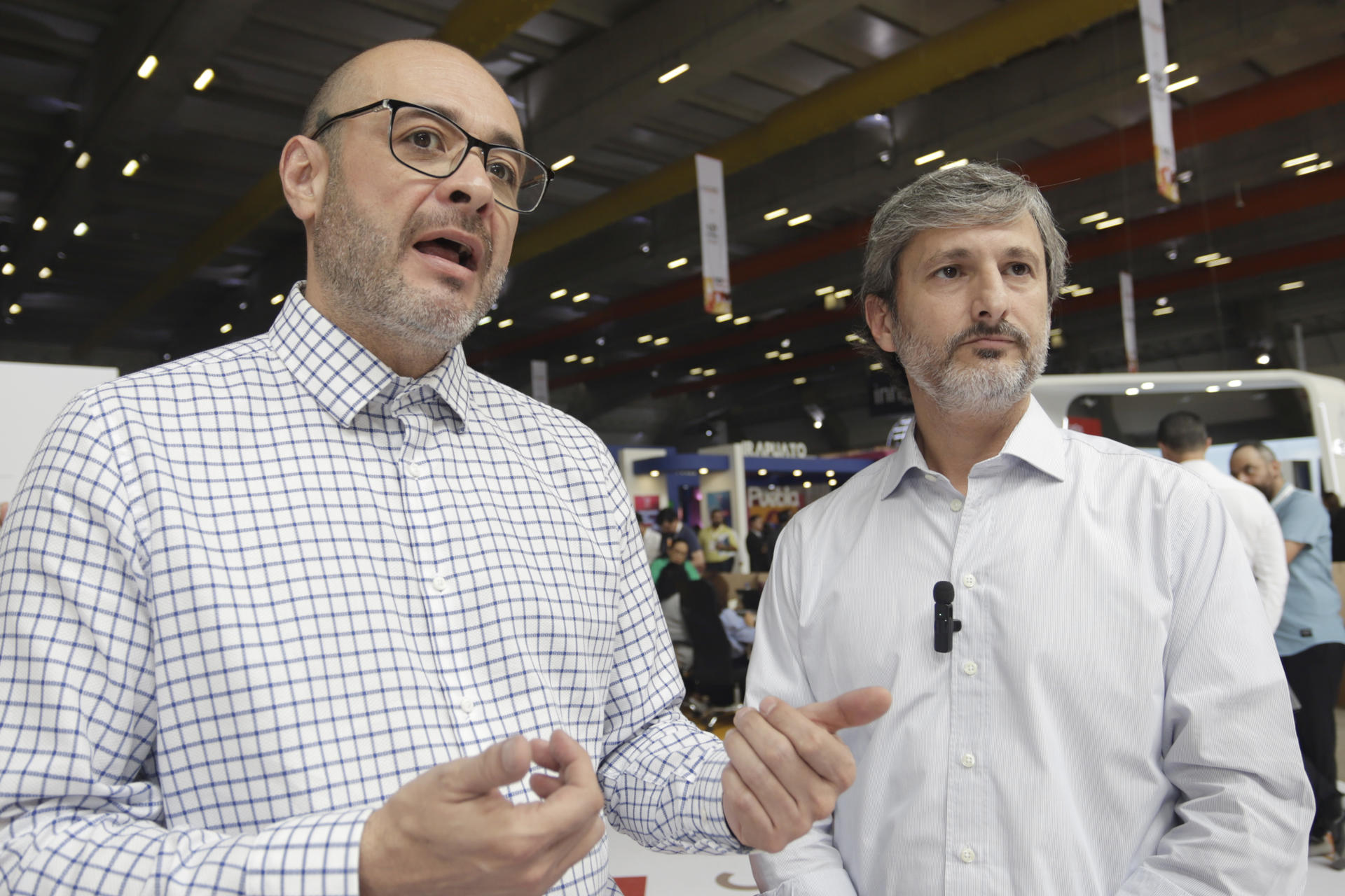 El director de canal y socios para Latinoamérica de Intel, David López (i), y el director de Ciudades e Infraestructura Crítica para América Latina y Europa de Intel, Gustavo Michel, hablan durante una entrevista con EFE este miércoles, en el Centro Expositor de Puebla (México). EFE/ Hilda Ríos