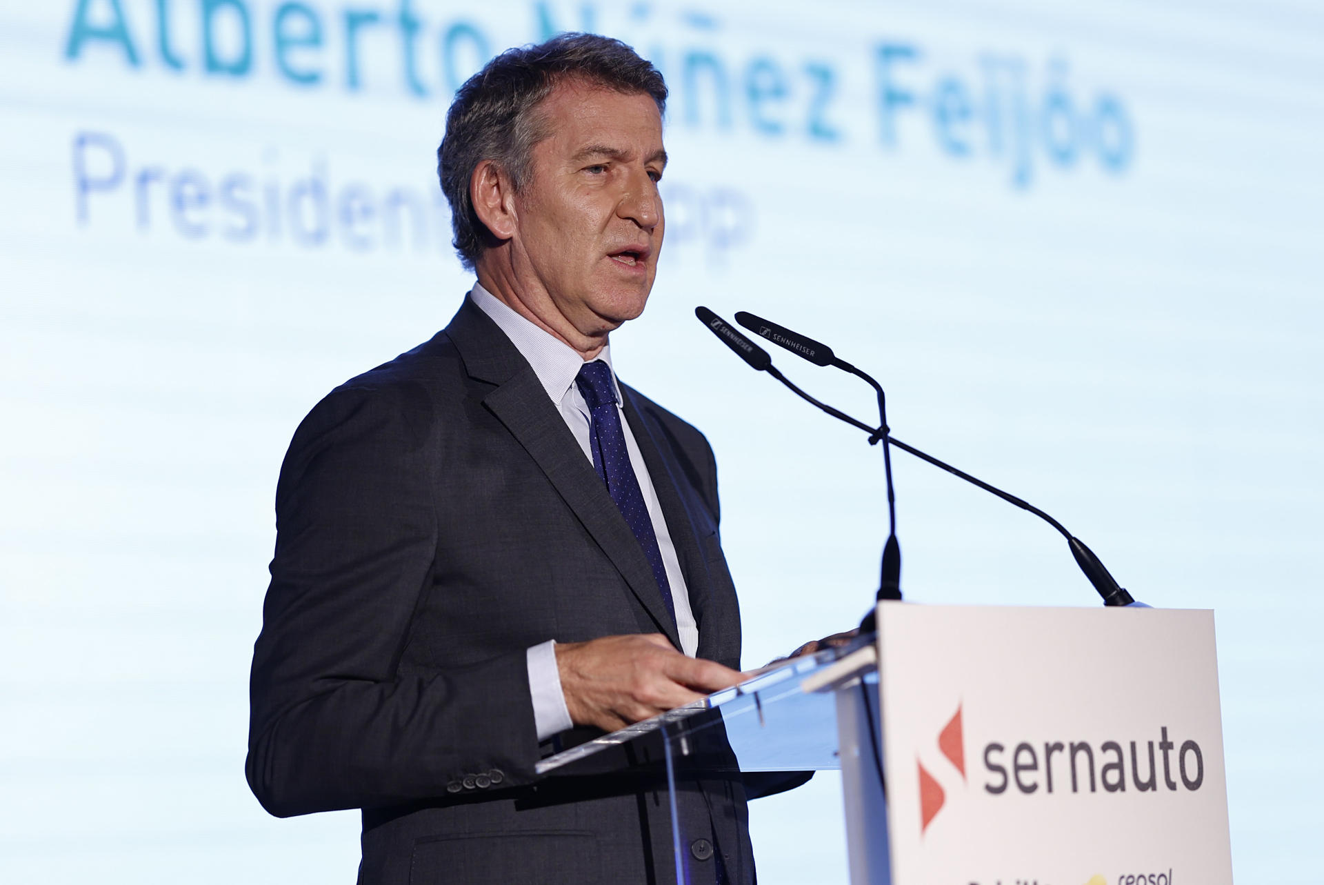 El líder del PP, Alberto Núñez Feijóo, interviene en el XII Encuentro Sernauto este jueves en Ifema en Madrid. EFE/ Rodrigo Jiménez