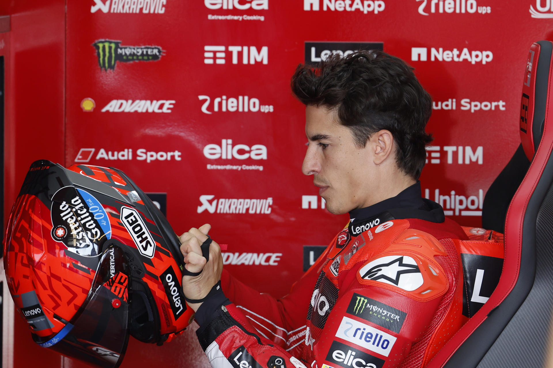 El español Marc Márquez (Ducati Desmosedici GP25), en el box del equipo, antes de la sesión de clasificación para el Gran Premio de Aragón de Motociclismo este sábado en el circuito de Motorland Alcañiz en Teruel. EFE/Javier Cebollada
