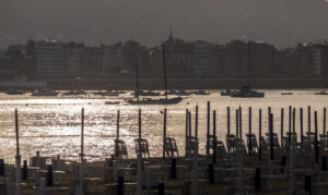 Vista de los toldos y sillas preparados en la playa de Ondarreta de San Sebastián a primera hora de este lunes, en el que se inaugura la temporada de playa en los arenales de Gipuzkoa. EFE/Javier Etxezarreta