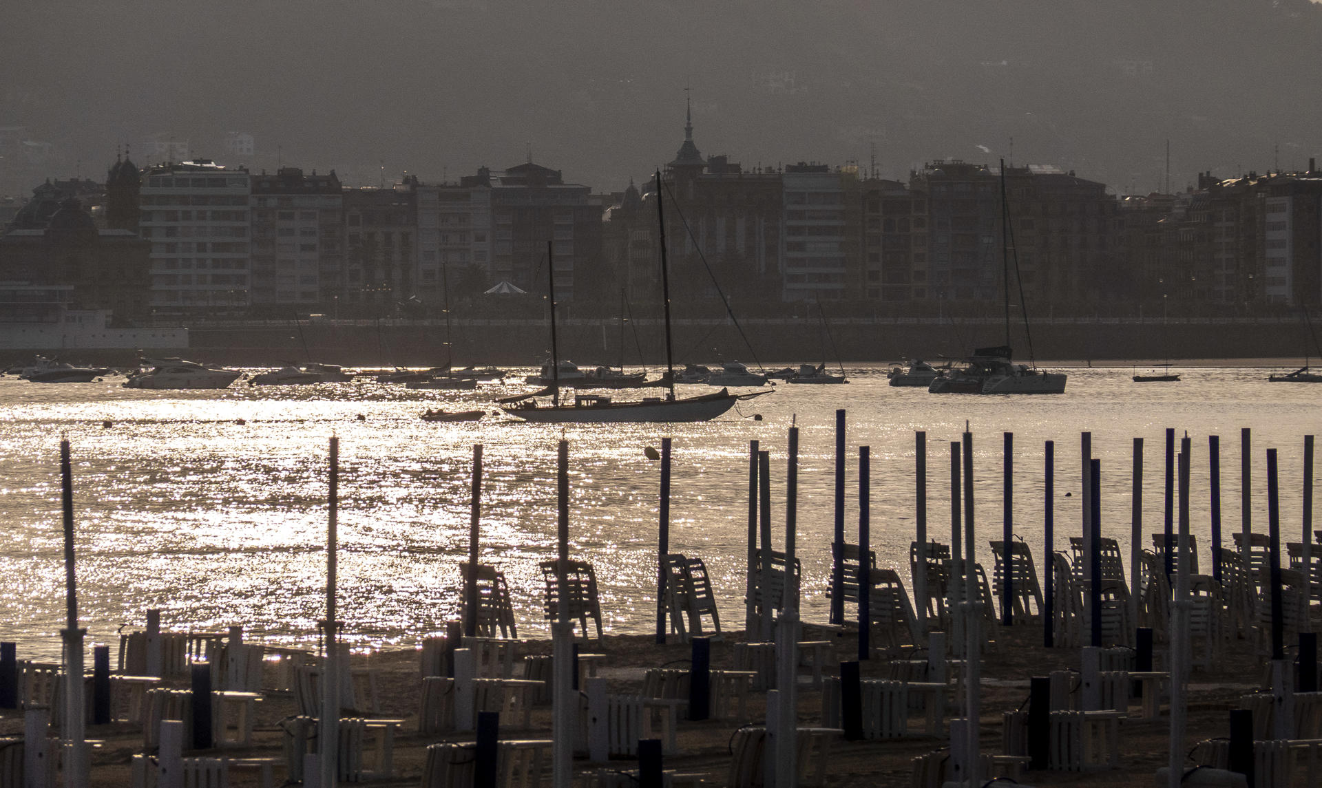 Vista de los toldos y sillas preparados en la playa de Ondarreta de San Sebastián a primera hora de este lunes, en el que se inaugura la temporada de playa en los arenales de Gipuzkoa. EFE/Javier Etxezarreta
