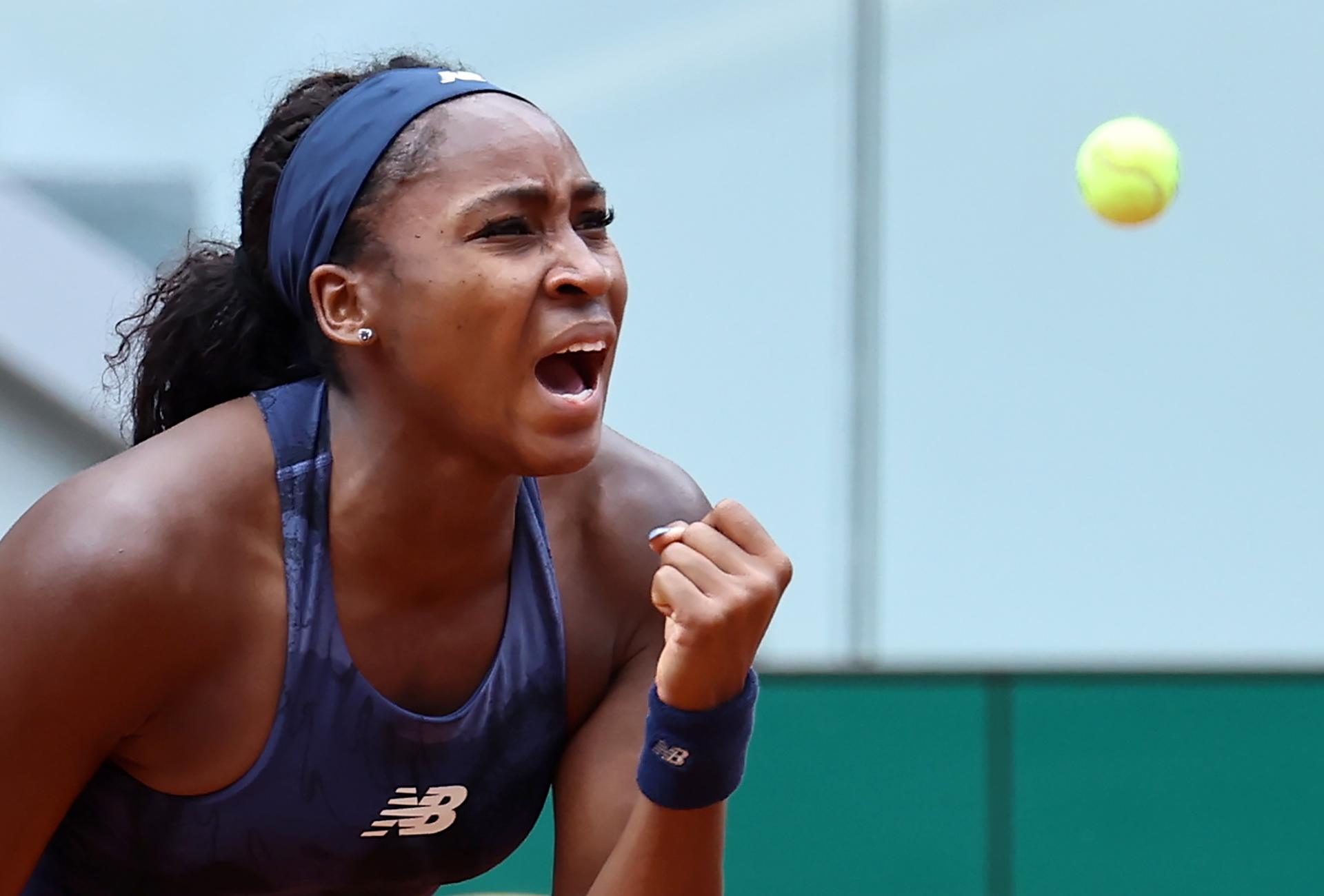 La tenista estadounidense Coco Gauff (I) celebra un punto en su partido contra la rusa Ekaterina Alexandrova en Roland Garros en París, Francia. EFE/EPA/CHRISTOPHE PETIT TESSON