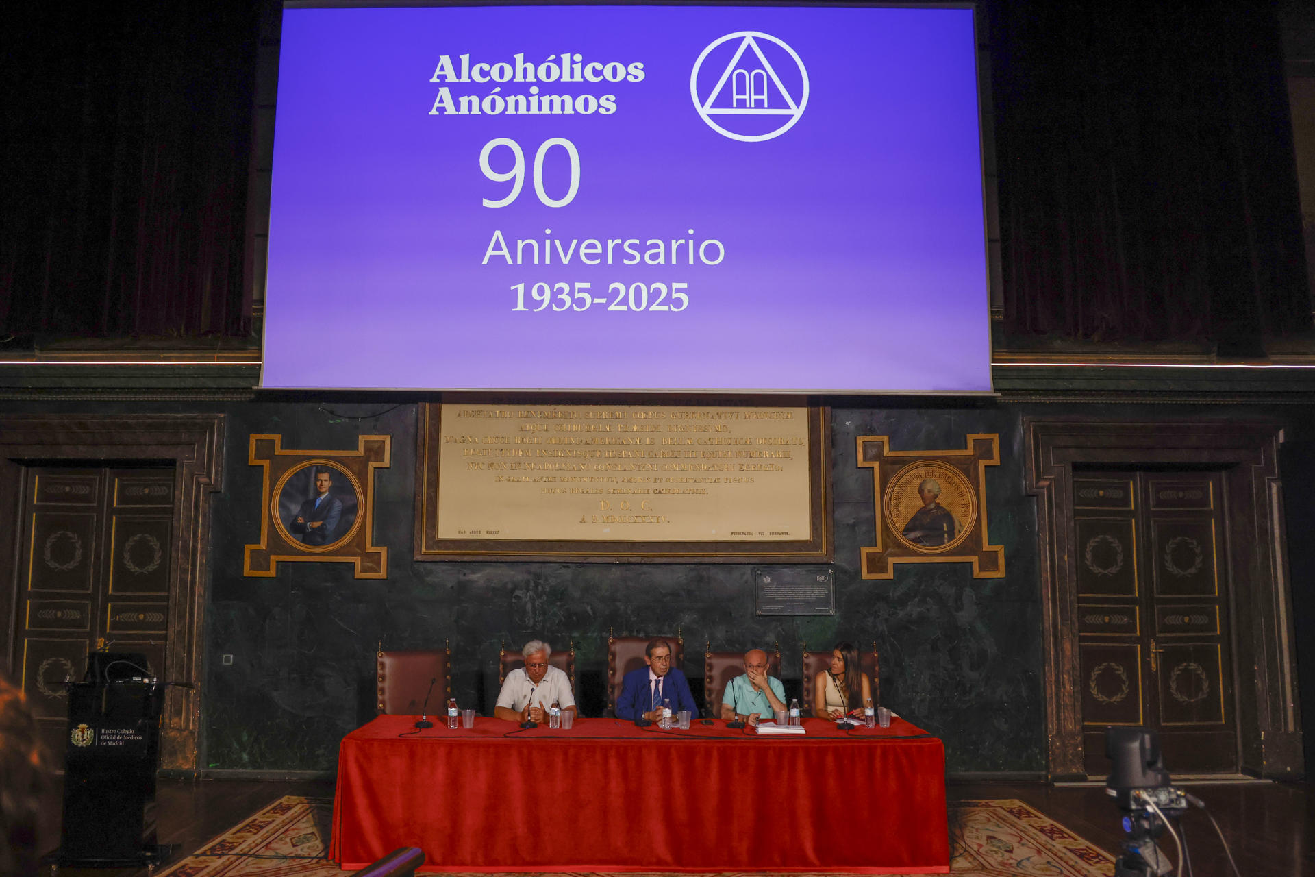 Vista de una de las mesas redondas durante el 90 aniversario de Alcohólicos Anónimos bajo el lema 'Una historia de esperanza compartida', un acto especial en el que reunirá a expertos en adicción al alcohol y salud emocional, testimonios de historias de superación y familiares que ahondarán en su proceso de recuperación. EFE/ Blanca Millez
