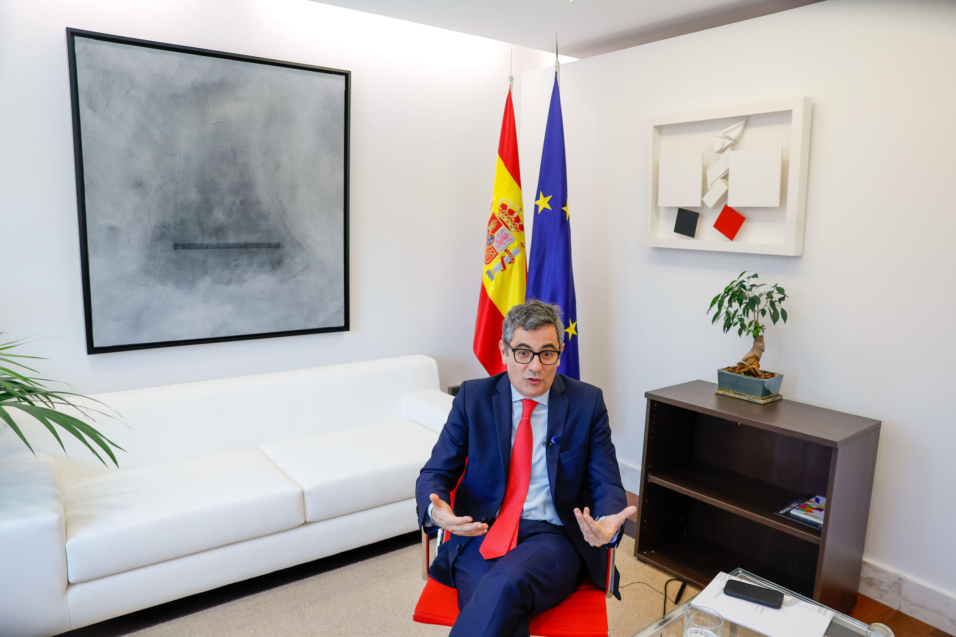 El ministro de la Presidencia, Justicia y Relaciones con las Cortes, Félix Bolaños, ha anunciado, en una entrevista con EFE, que el Gobierno ha abierto el plazo para solicitar las becas SERÉ para preparar las oposiciones a altos cargos de la Administración de Justicia, que contarán con una dotación anual de 12.000 euros. EFE/Javier Lizón