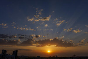 Atardecer en Zaragoza bajo un cielo cubierto de nubes. EFE/Javier Belver