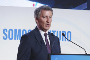 El presidente del PP, Alberto Núñez Feijóo, da un discurso en el marco de su participación en el Congreso de la Empresa Familiar de Castilla y León, en Valbuena de Duero (Valladolid). EFE/ R. García