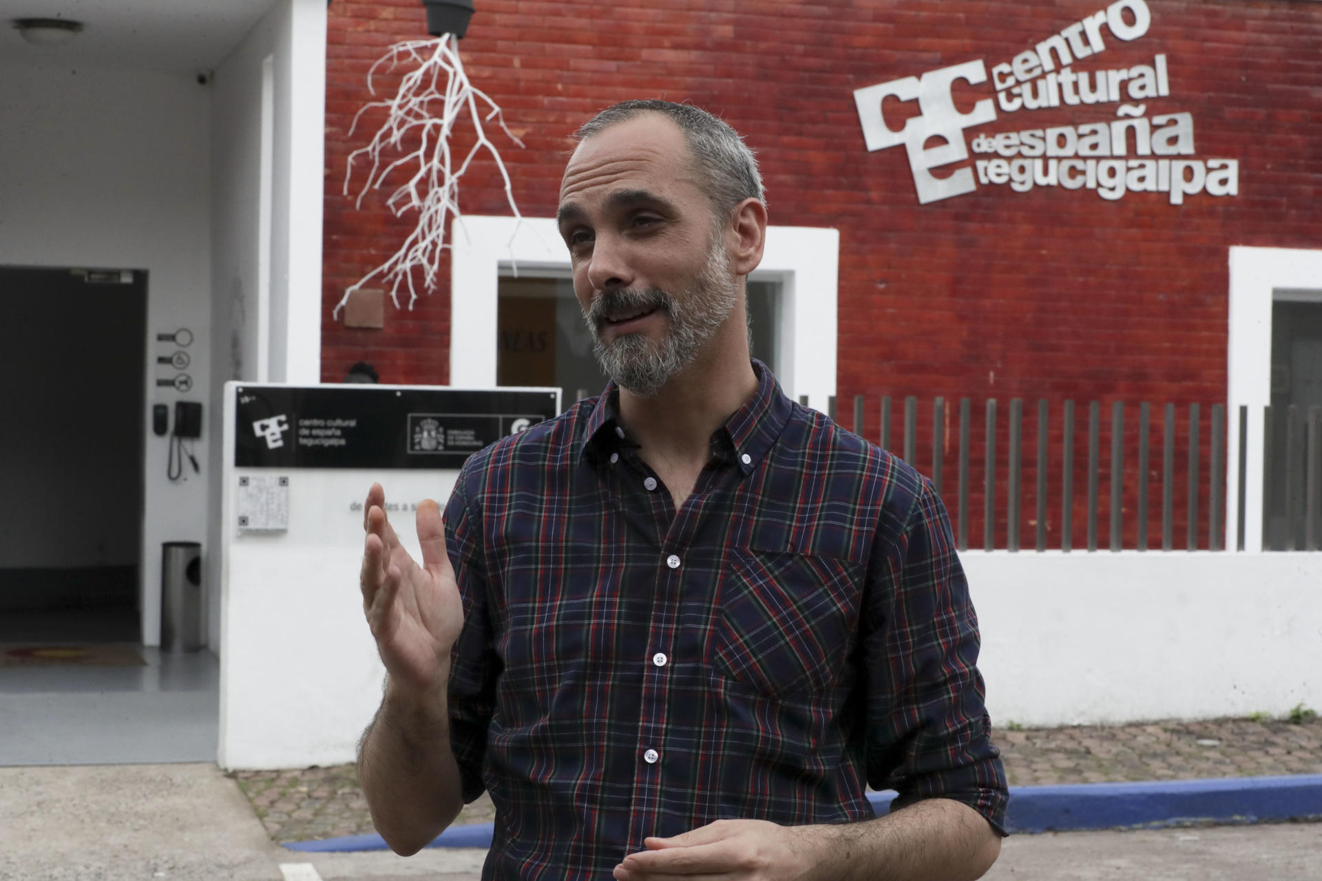 Fotografía del 4 de junio de 2025 del director del Centro Cultural de España en Tegucigalpa (CCET), José Carlos Balaguer, hablando durante un entrevista con EFE en Tegucigalpa (Honduras). EFE/ Gustavo Amador