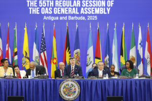 El secretario general de la Organización de los Estados Americanos (OEA), Albert Ramdin (2i), el subsecretario de Estado de Estados Unidos, Christopher Landau (c), y el asistente del secretario general de la OEA, Néstor Méndez, asisten a la primera sesión plenaria de la 55ª Asamblea General de la OEA este jueves, en Saint John’s (Antigua y Barbuda). EFE/ Bienvenido Velasco