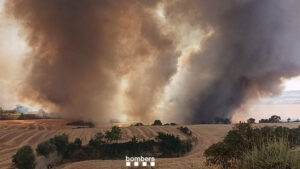 El incendio de un vehículo que se encontraba junto a un campo sin segar ha desatado este sábado un fuego que ha afectado a unas 45 hectáreas de vegetación agrícola en el municipio leridano de Granyena de Segarra (Lleida). La Generalitat ha enviado una alerta a los teléfonos móviles de los vecinos de Cervera (Lleida) para ordenar su confinamiento preventivo por el incendio en el cercano municipio de Granyena de Segarra. EFE/Bomberscat -SOLO USO EDITORIAL/SOLO DISPONIBLE PARA ILUSTRAR LA NOTICIA QUE ACOMPAÑA (CRÉDITO OBLIGATORIO)-