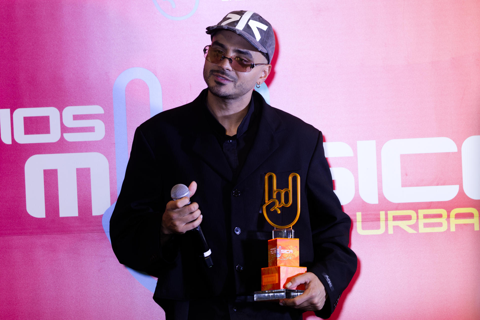 El cantante puertorriqueño Albarito Díaz tras recibir el premio Raising Sat, durante los Premios Tu Música Urbano 2025, este jueves, 5 de junio, en Bebo Beach Club, en Carolina (Puerto Rico). EFE/Thais Llorca