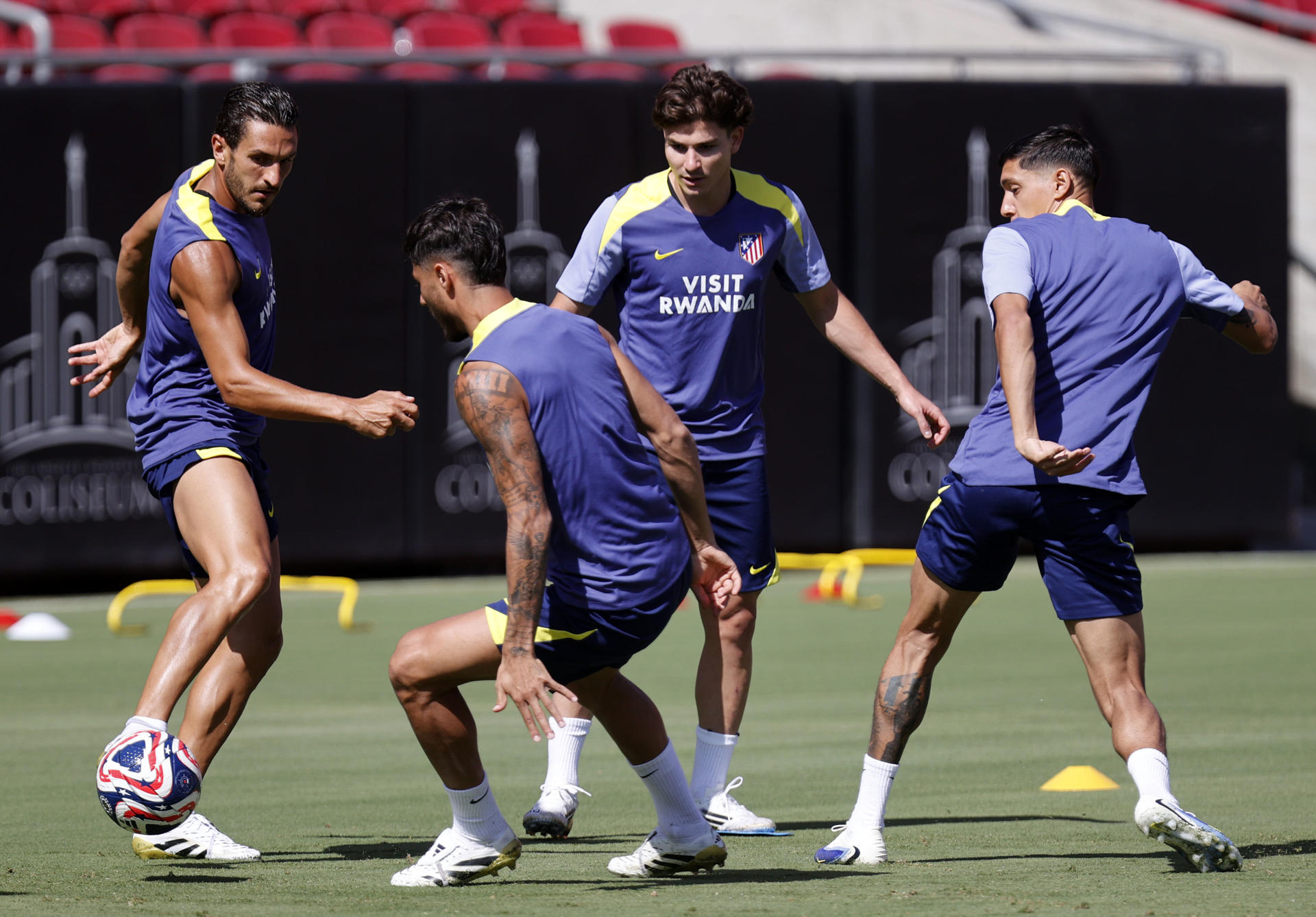 Fotografía cedida por el Atlético de Madrid de los jugadores "Koke" Resurrección (i) y Julián Álvarez (2d) participan en un entrenamiento. EFE/Atlético de Madrid