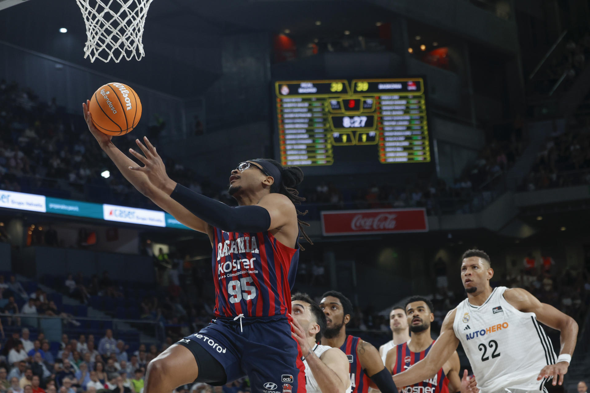 El alero nigeriano del Baskonia Chima Moneke (i) entra a canasta durante el primer partido del playoff de cuartos de final de la Liga Endesa de baloncesto que se disputa este martes en el Movistar Arena de Madrid. EFE/ Juanjo Martín
