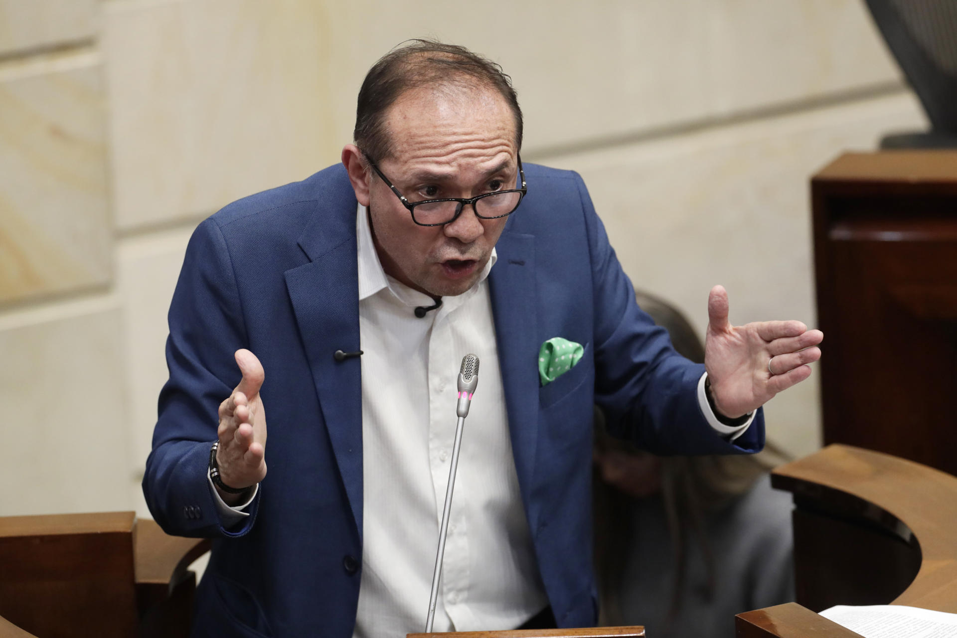 Fotografía de archivo, tomada el pasado 13 de mayo, del ministro de Trabajo de Colombia, Antonio Sanguino, durante una sesión en el Congreso, en Bogotá (Colombia). EFE/Carlos Ortega