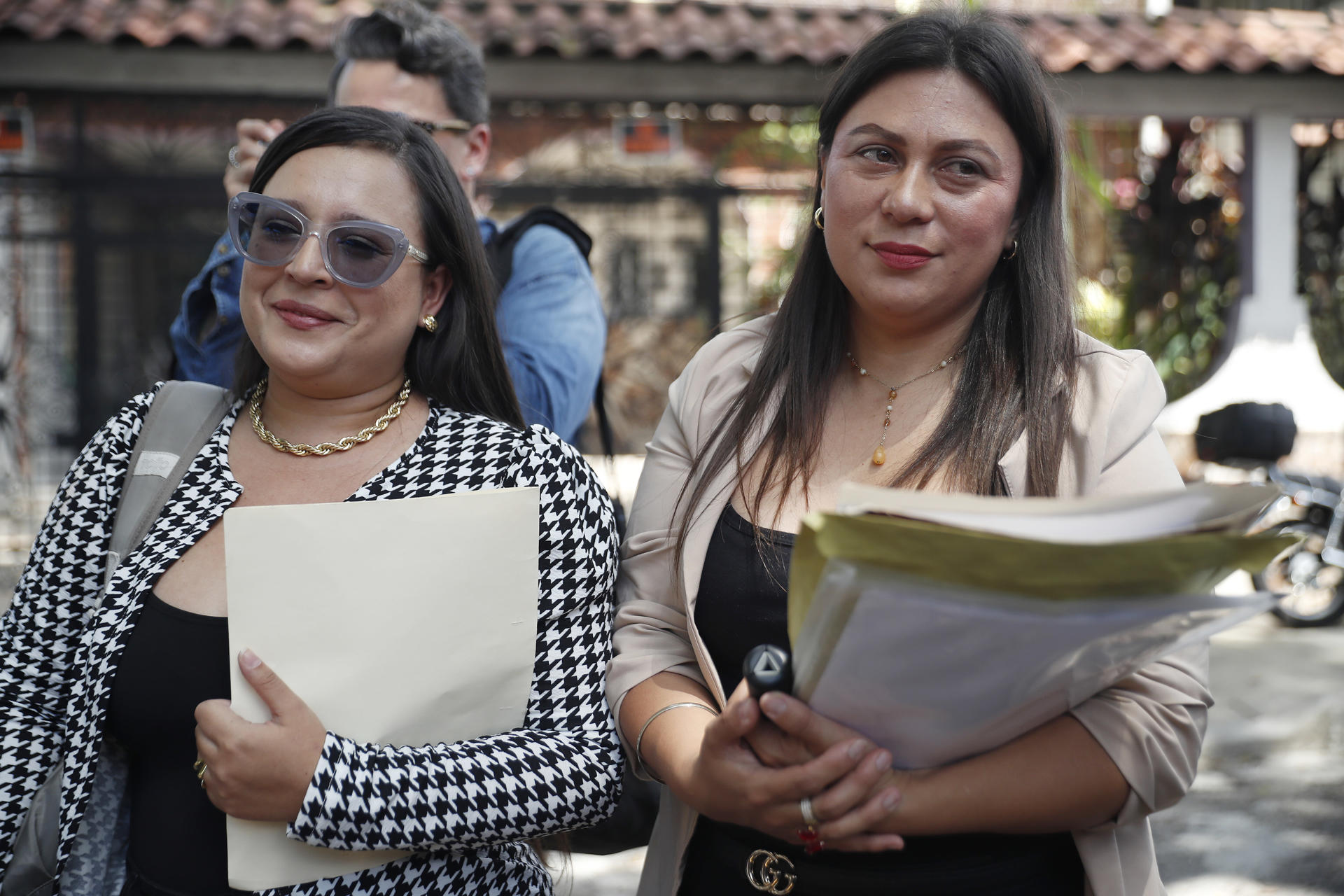 Johana Sanguino (i) y Reina Cárdenas, familiares de dos venezolanos detenidos en El Salvador, se reúnen frente a la Dirección General de Centros Penales (DGCP) este martes, en San Salvador (El Salvador). EFE/ Rodrigo Sura