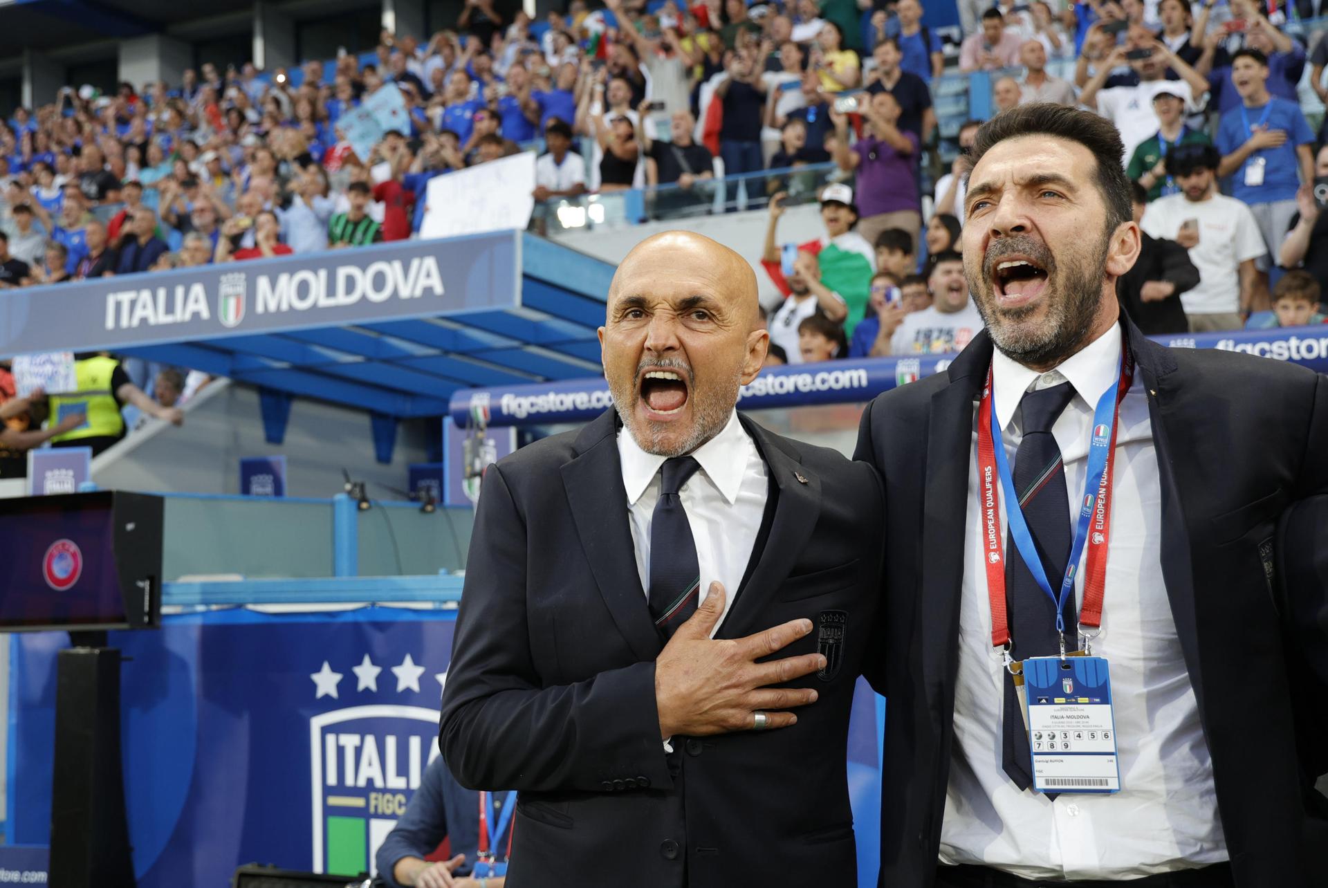 El aún seleccionador italiano Luciano Spalletti (I) junto al delegado Gianluigi Buffon antrs del partido de la fase de clasificación que han jugado Italia y Moldavia en en estadio Mapei Stadium en Reggio Emilia, Italia.) EFE/EPA/ELISABETTA BARACCHI