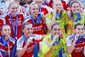 Las jugadoras del Arsenal posan con la medalla tras imponerse al Barcelona, por 1-0, en la final de la Liga de Campeones Femenina. EFE/EPA/JOSE SENA GOULAO
```