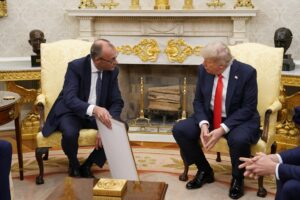 El canciller alemán, Friedrich Merz, regaló este jueves al presidente de Estados Unidos, Donald Trump, un certificado de nacimiento de su abuelo paterno Federick Trump. FE/Chris Kleponis