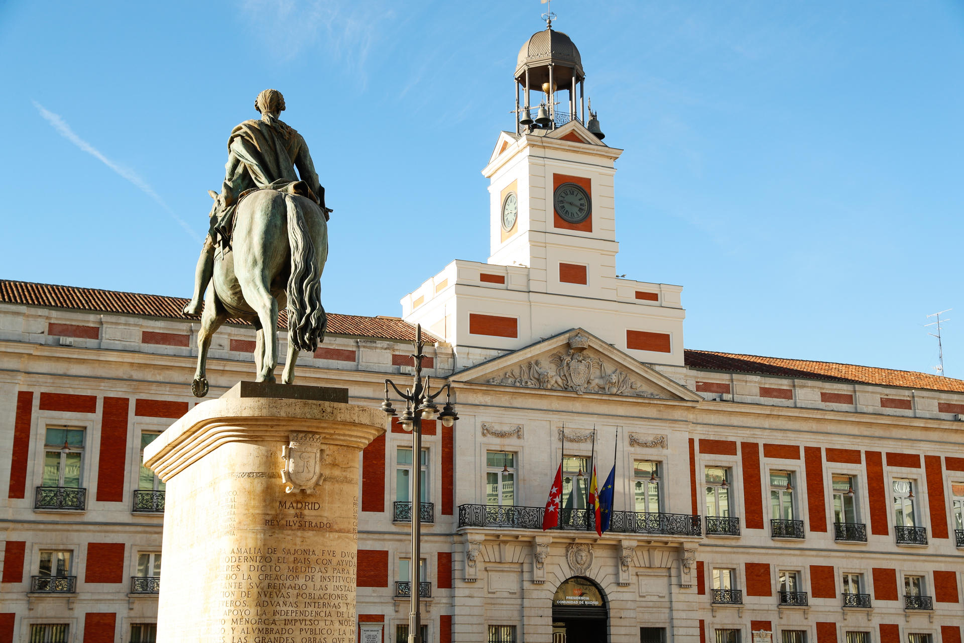 Imagen de archivo de la fachada de la Real Casa de Correos en la Puerta del Sol en Madrid. EFE/Luis Millán