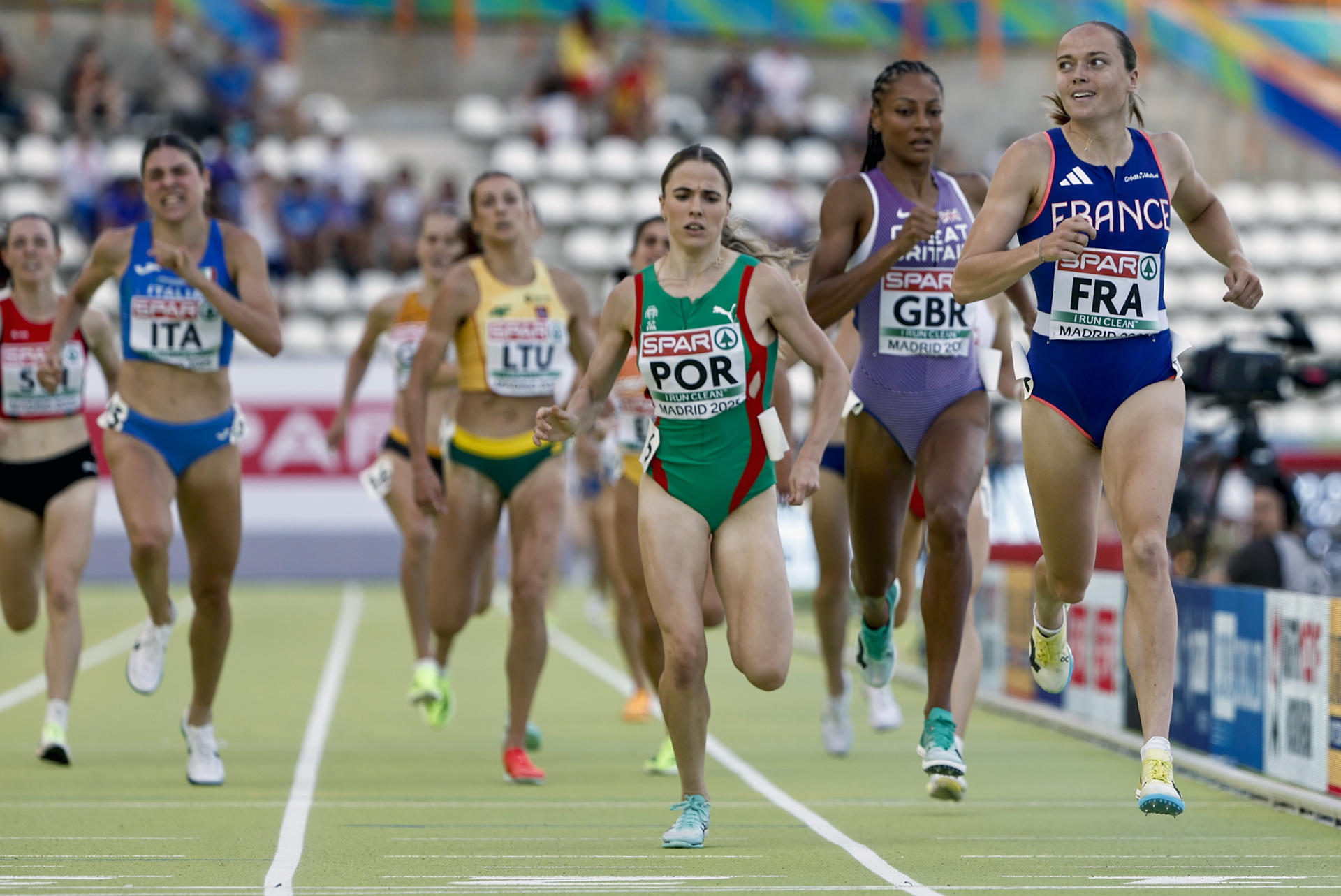 La francesa Agathe Guillemot (d) se impone a la portuguesa Salomé Afoso (3d) en la prueba femenina de 1500m del campeonato de Europa por equipos que se disputa en el estadio de Vallehermoso, en Madrid. EFE / Sergio Pérez