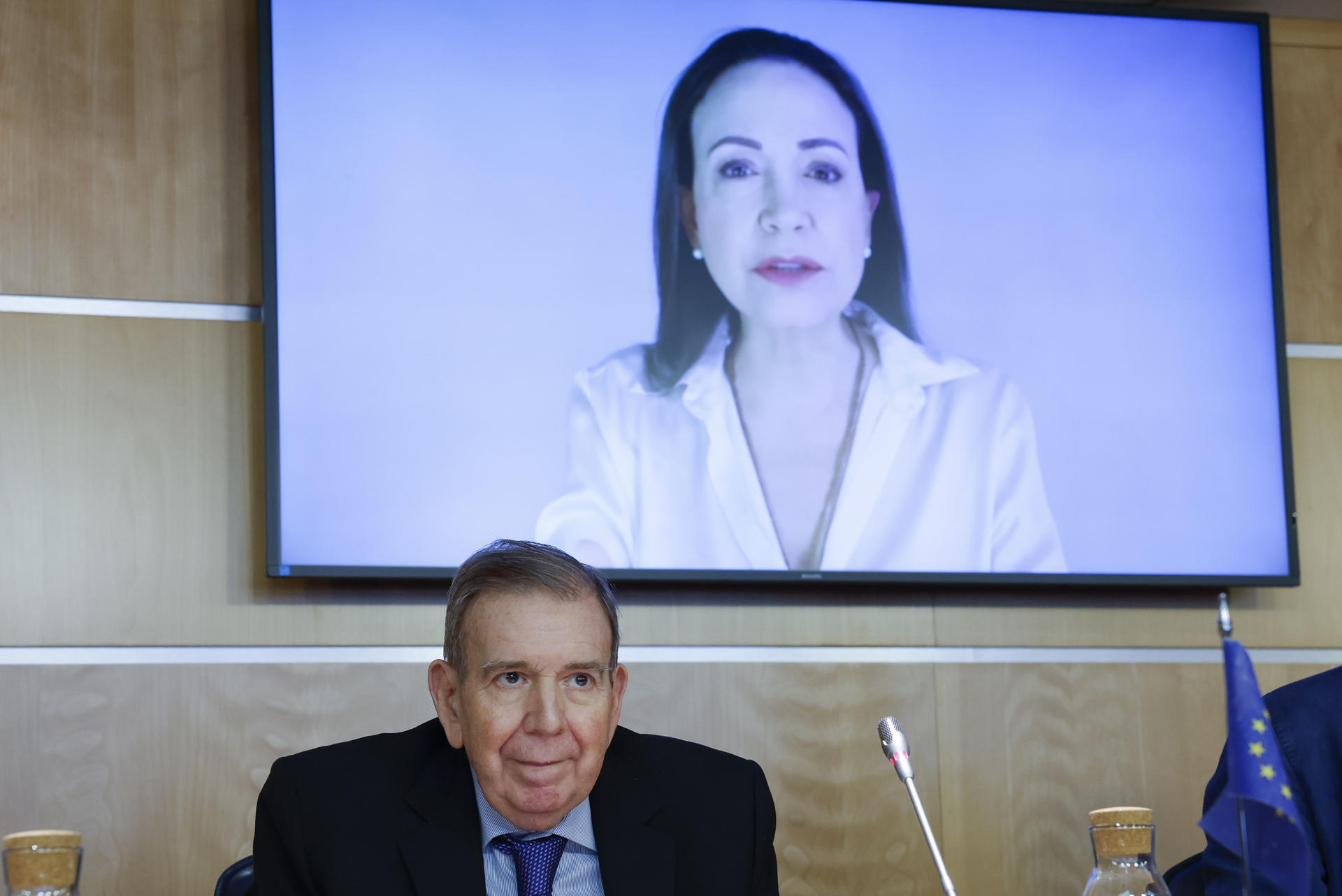 El opositor venezolano Edmundo González escucha la intervención en vídeo de la opositora María Corina Machado en la sesión 'Venezuela, Memoria y Justicia' celebrada este martes en Madrid. EFE/ J.J. Guillén