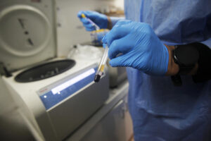 Fotografía de archivo de un laboratorista al manipular una muestra para un examen de VIH. EFE/Carlos Lemos