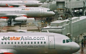 Fotografía de archivo de un avión de la aerolínea Jetstar Asia, filial de la australiana Qantas, en el aeropuerto de Changi, en Singapur.
EPA/HOW HWEE YOUNG