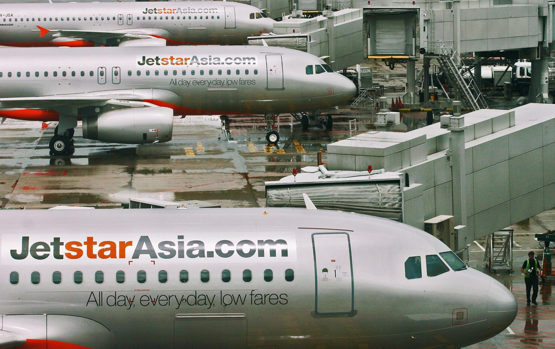 Fotografía de archivo de un avión de la aerolínea Jetstar Asia, filial de la australiana Qantas, en el aeropuerto de Changi, en Singapur.
EPA/HOW HWEE YOUNG