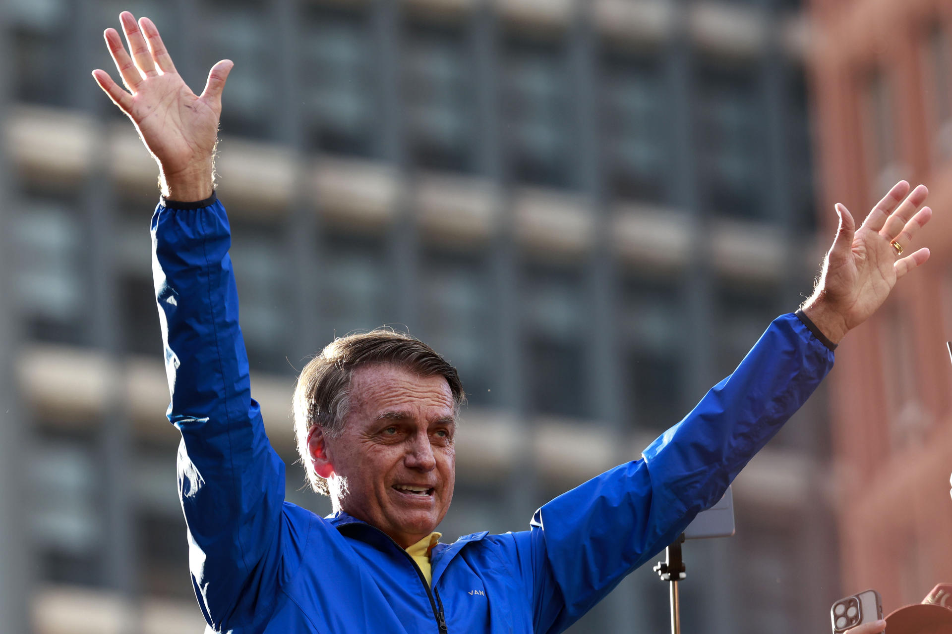 El expresidente brasileño Jair Bolsonaro saluda a simpatizantes durante una manifestación este domingo, en Sao Paulo (Brasil). EFE/ Sebastiao Moreira