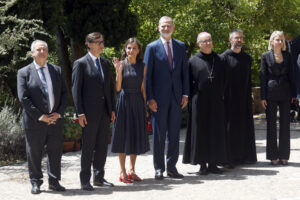 Los reyes Felipe y Letizia junto al presidente de la Generalitat, Salvador Illa (2i), el ministro de Industria, Jordi Hereu (i), y el abad de Montserrat, Manel Gasch (3d), entre otros, a su llegada a la abadía de Montserrat con motivo de la celebración del milenario de la fundación del monasterio benedictino. EFE/Quique García