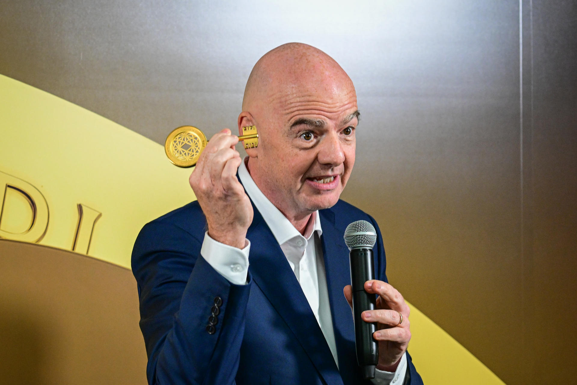USA3049. MIAMI (ESTADOS UNIDOS), 10/06/2025.- El presidente de la FIFA, Gianni Infantino, habla junto al trofeo del Mundial de Clubes, durante un evento este martes, en Miami (EE.UU.). Infantino aseguró que la rebaja que han experimentado los precios de las entradas para los partidos del Mundial de Clubes, del 84 % en el caso del partido inaugural, forma parte del modelo de venta de boletos en Estados Unidos y no es signo de preocupación. EFE/ Giorgio Viera