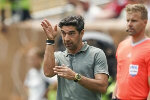 El entrenador del Palmeiras, Abel Ferreira (i), hace un gesto durante el partido de la Copa Mundial de Clubes de la FIFA 2025 entre Palmeiras y Botafogo en Filadelfia, Pensilvania (EE.UU.). EFE/WILL OLIVER