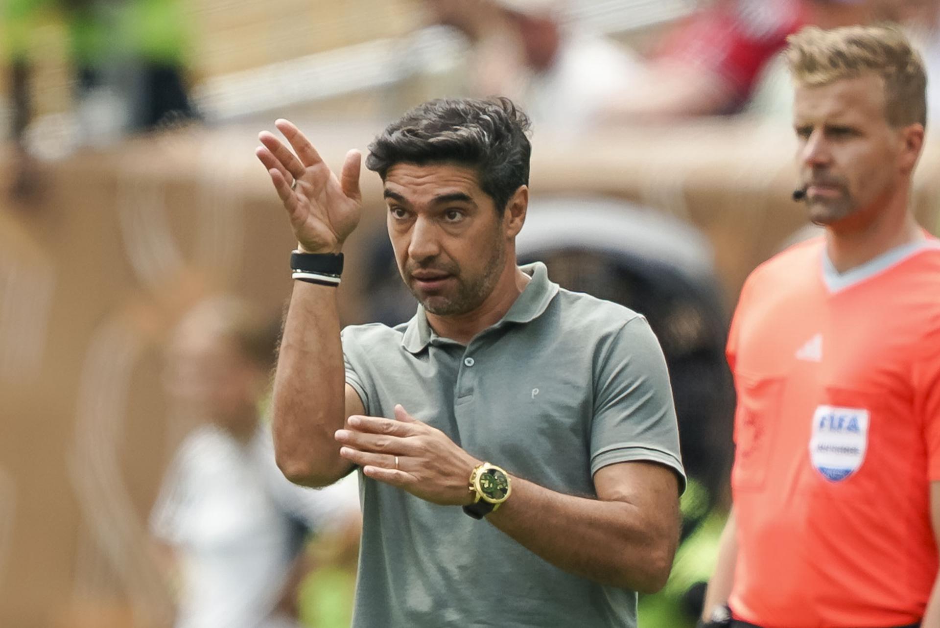 El entrenador del Palmeiras, Abel Ferreira (i), hace un gesto durante el partido de la Copa Mundial de Clubes de la FIFA 2025 entre Palmeiras y Botafogo en Filadelfia, Pensilvania (EE.UU.). EFE/WILL OLIVER