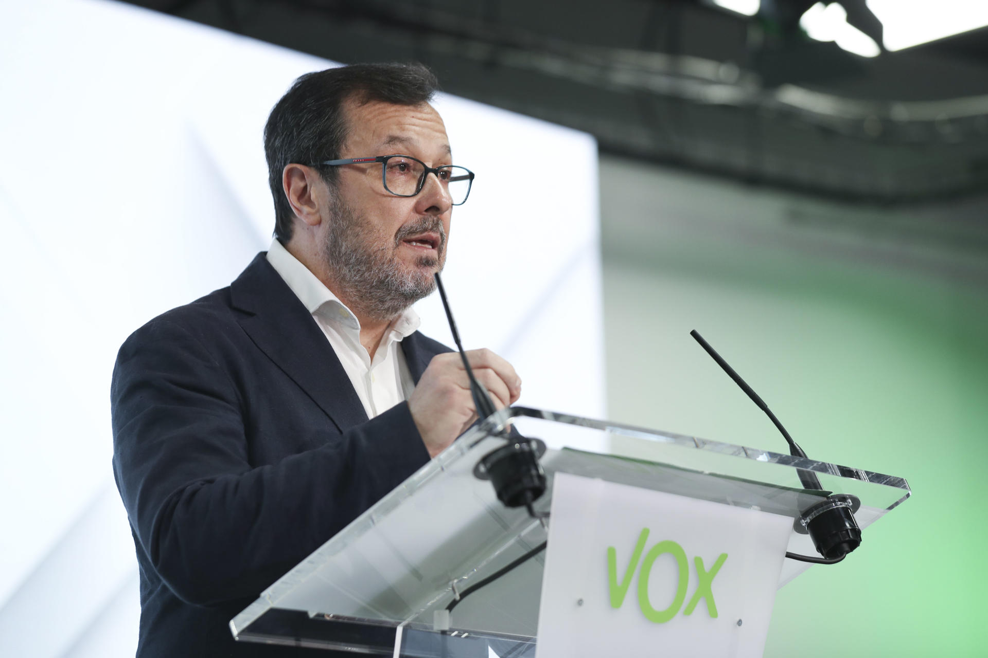 El portavoz de Vox, José Antonio Fúster, durante la rueda de prensa ofrecida este lunes en la sede del partido, en Madrid. EFE/Alberto Aguado