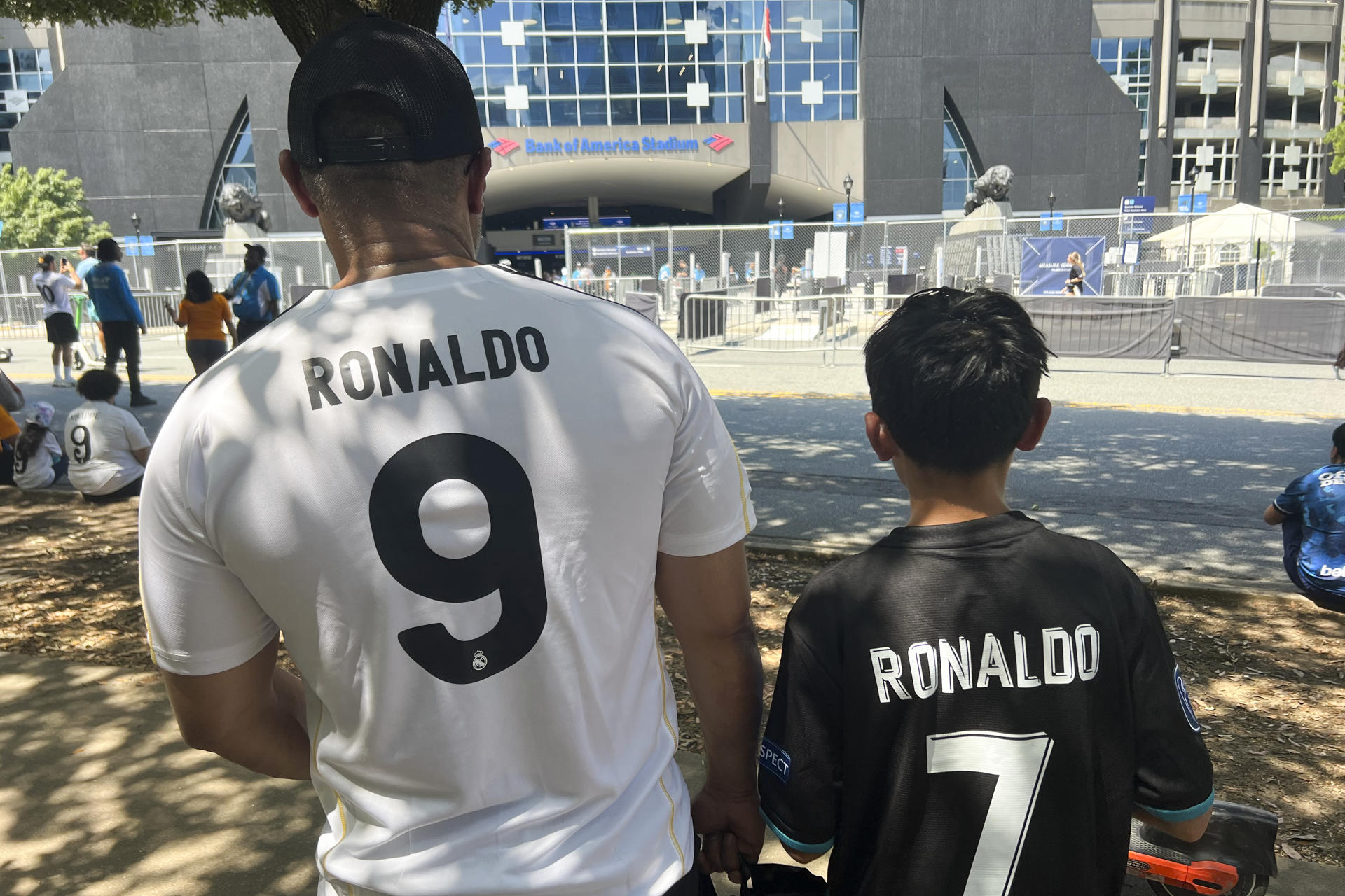 Personas posan con camisetas de Cristiano Ronaldo. EFE/Andrea Montolivo