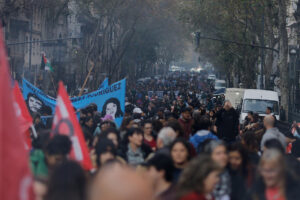 Personas participan en una protesta convocada por grupos feministas, médicos y científicos, entre muchos otros colectivos este miércoles, en Buenos Aires (Argentina). EFE/ Juan Ignacio Roncoroni