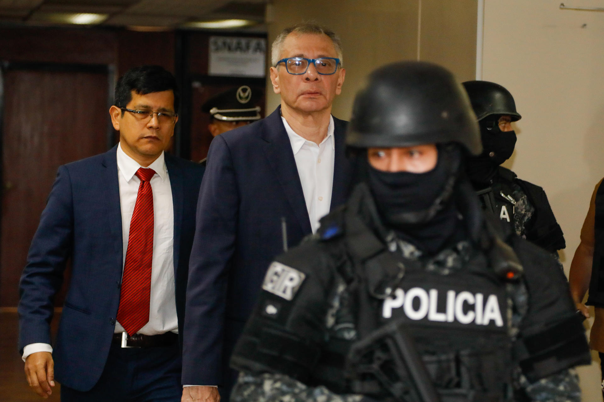 El exvicepresidente de Ecuador Jorge Glas (c) llega al juicio en su contra este viernes, en la Corte Nacional de Justicia, en Quito (Ecuador). EFE/Santiago Fernández
