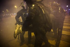 La policía francesa arresta a un hombre mientras se producen enfrentamientos con los aficionados del PSG que celebraban en los Campos Elíseos la victoria de su equipo ante el Inter de Milán en la final de la Liga de Campeones. EFE/EPA/CHRISTO PHE PETIT TESSON