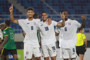 Heinz Mörschel (i), Jimmy Kaparos (c) y Pablo Rosario de República Dominicana celebran un gol ante Dominica. EFE/Orlando Barria