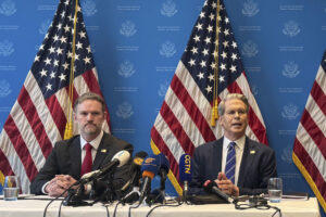 El secretario del Tesoro de Estados Unidos, Scott Bessent (d), y el representante de Comercio, Jamieson Greer, anuncian hace una semanas la reducción de aranceles a China en Ginebra. EFE/ Isabel Saco