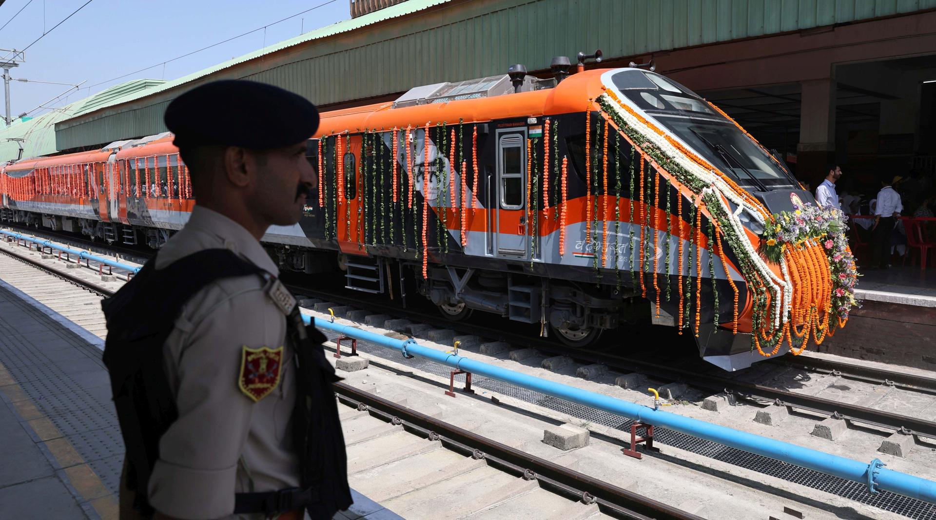Un soldado indio hace guardia cerca de un tren estacionado en la estación de tren de Nowgam en Srinagar, la capital de verano de la Cachemira administrada por la India, el 6 de junio de 2025. EFE/EPA/FAROOQ KHAN
