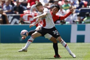Franco Mastantuono domina el balón ante la marca de Yoichi Naganuma, del Urawa Red Diamonds, en partido del Mundial de Clubes. EFE/EPA/JOHN G. MABANGLO